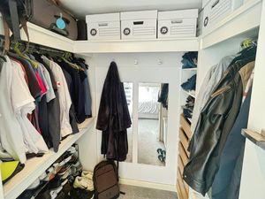 Walk in wardrobe- click for photo gallery